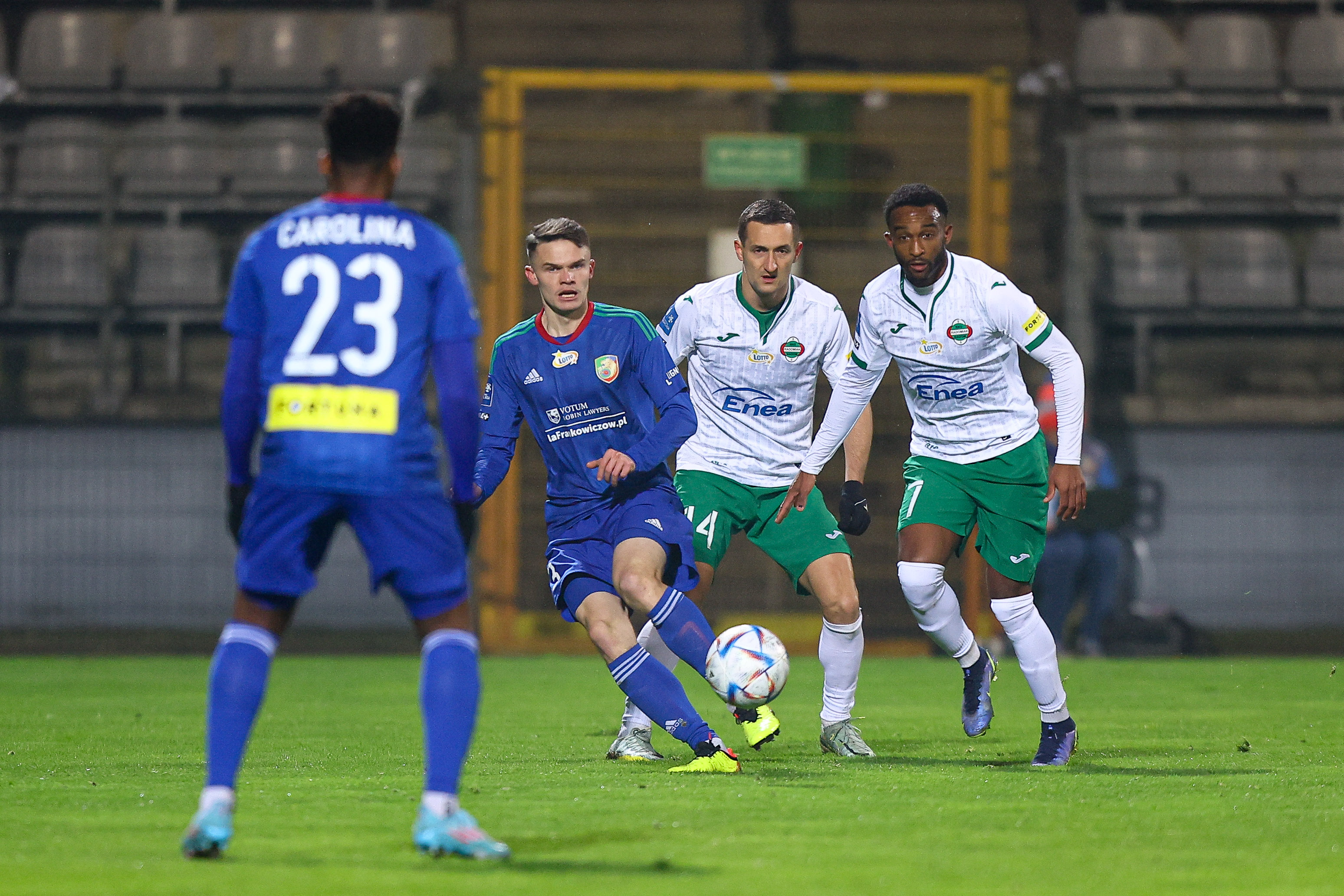 Festiwal błędów w meczu Miedzi z Radomiakiem! Ekstraklasa wróciła w "pięknym" stylu [WIDEO]