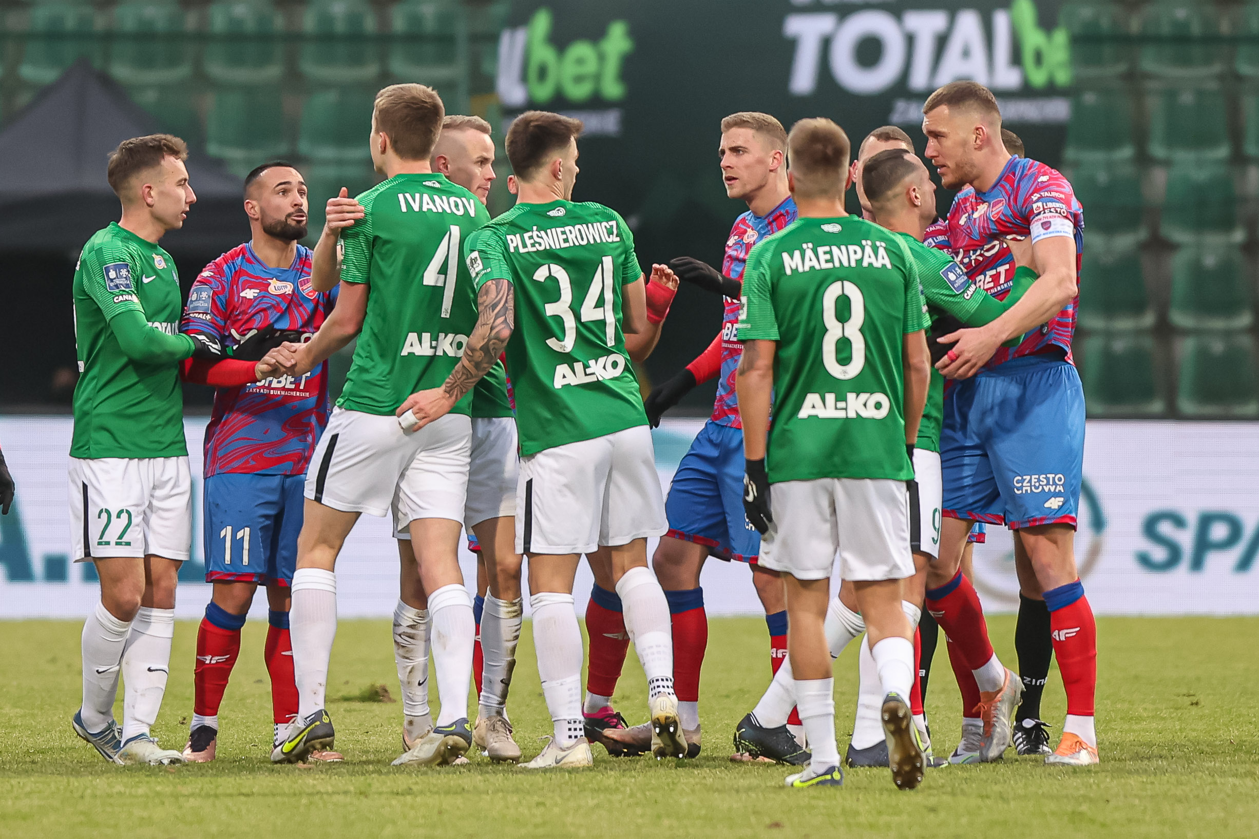 Raków w osłabieniu uratował jeden punkt! Niepowodzenie lidera Ekstraklasy po powrocie do gry [WIDEO]