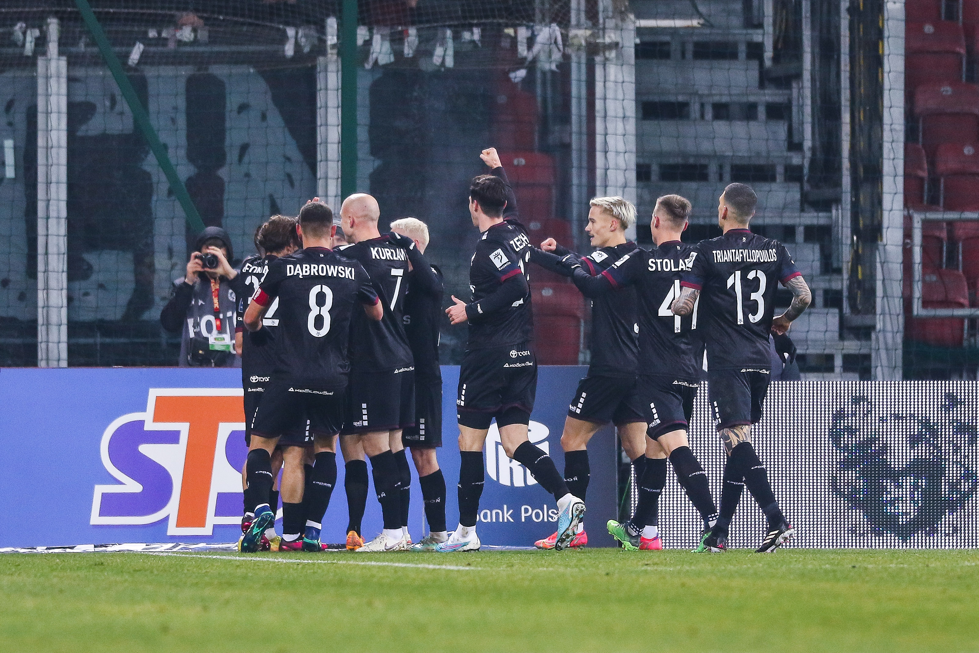 Kamil Grosicki zabawił się w Cristiano Ronaldo! Widzew w ostatniej akcji wywalczył punkt z Pogonią [WIDEO]