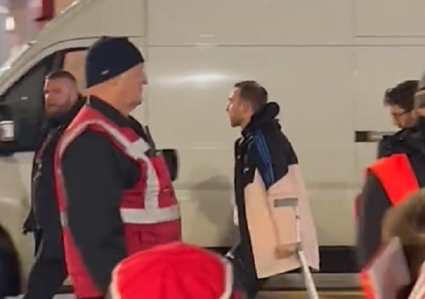 Niepokojące obrazki po meczu Manchesteru United. Kluczowy piłkarz opuścił Old Trafford o kulach [WIDEO]