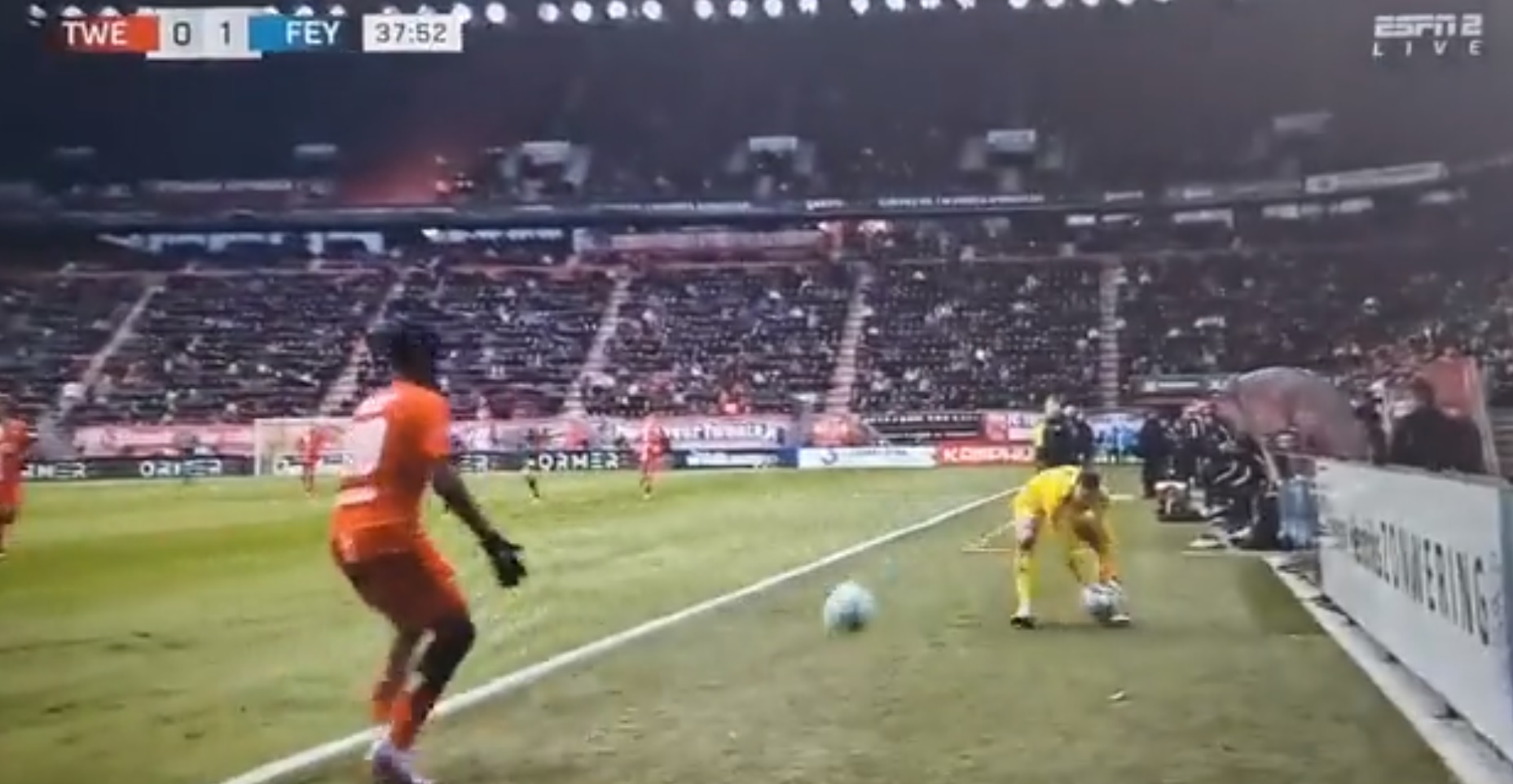 Kuriozalne sceny w Eredivisie! Niesportowe zagranie bramkarza uratowało Feyenoord, rywal był wściekły [WIDEO]