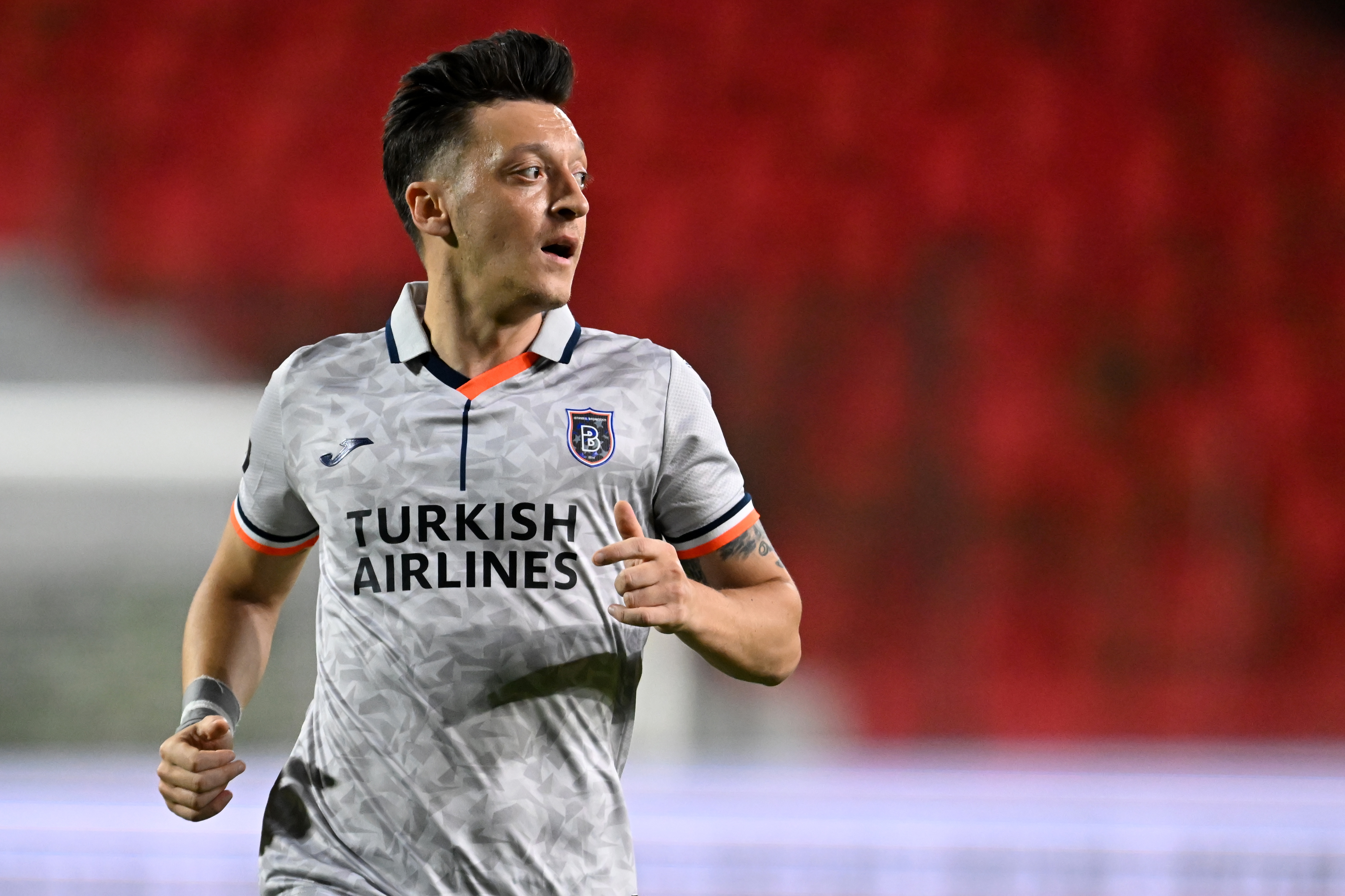 Tak aktualnie wygląda Mesut Oezil. Pojawiło się nagranie z treningu siłowego Niemca. Ogromna przemiana [WIDEO]