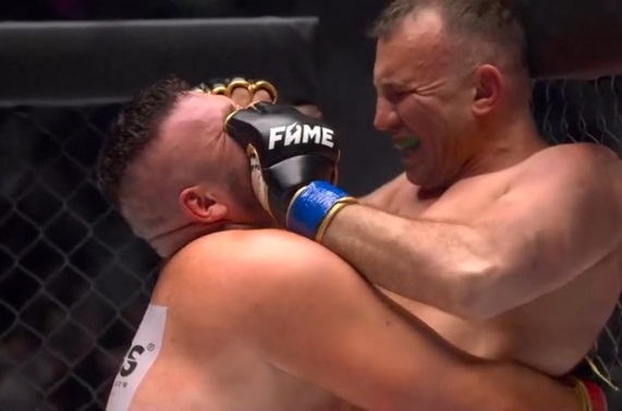 "Boxdel" pobił Jóźwiaka! Kuriozalne zakończenie super fightu na Fame MMA 17 [WIDEO]