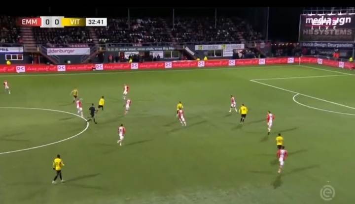 Kapitalna asysta Kacpra Kozłowskiego w Eredivisie! Polak posłał idealne podanie [WIDEO]