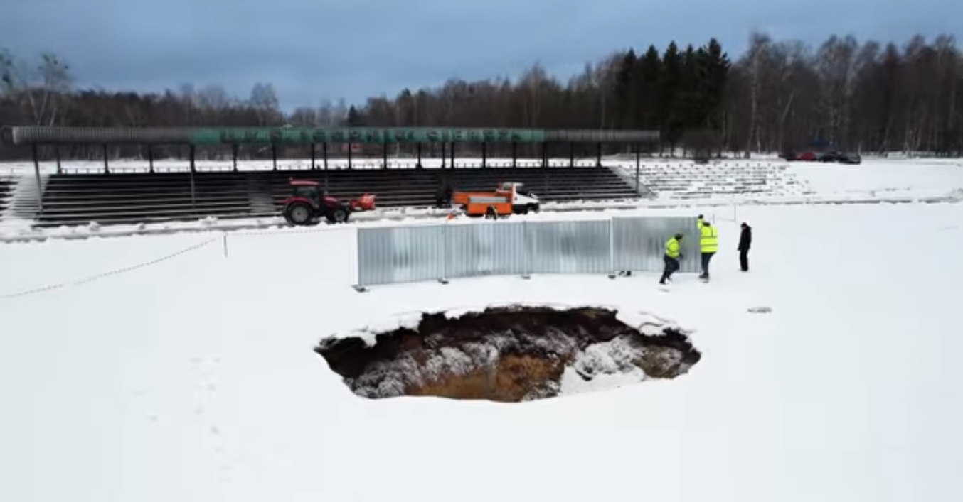 Na polskim stadionie zapadła się ziemia. Wielka dziura na środku boiska [WIDEO]