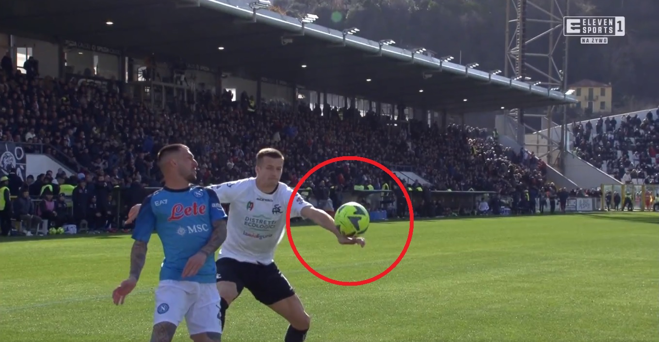 Arkadiusz Reca sprokurował rzut karny! Fatalny błąd Polaka w meczu z Napoli [WIDEO]