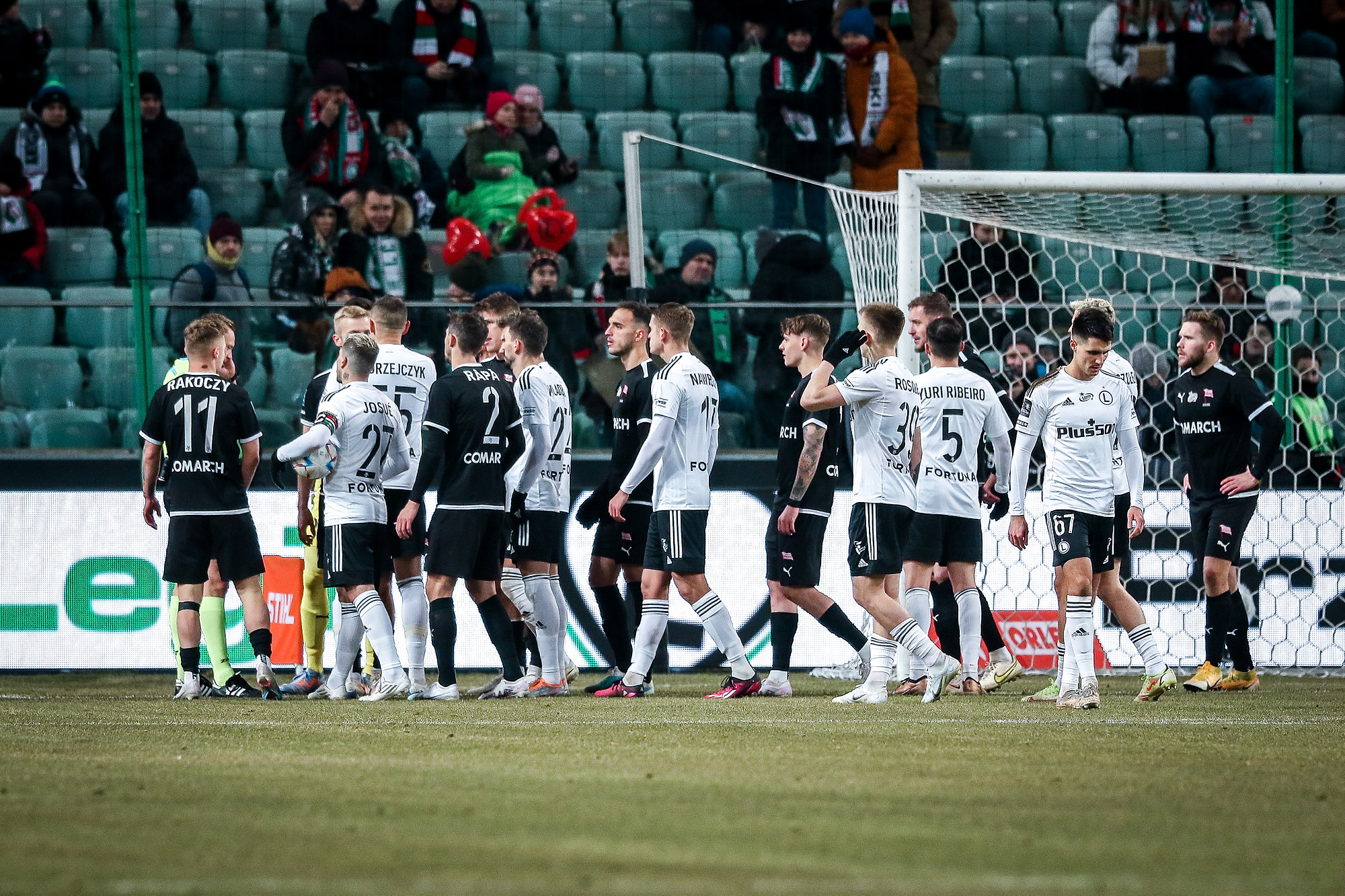 Legia zmarnowała karnego, ale dwa razy odrobiła straty! Cztery gole i wielkie emocje w Warszawie [WIDEO]