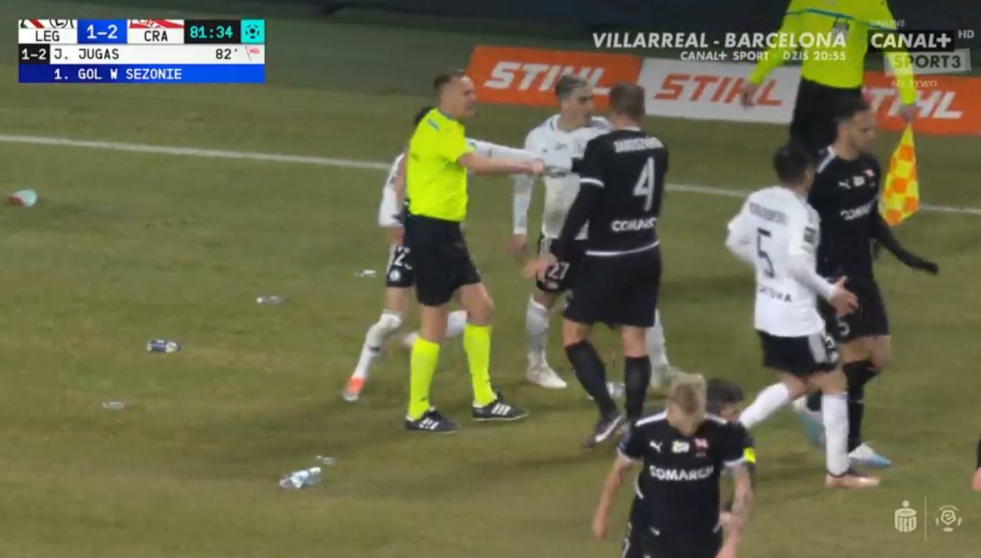 Kibice Legii rzucali butelkami w piłkarzy Cracovii. Josue ruszył do rywali, gorąco przy Łazienkowskiej [WIDEO]