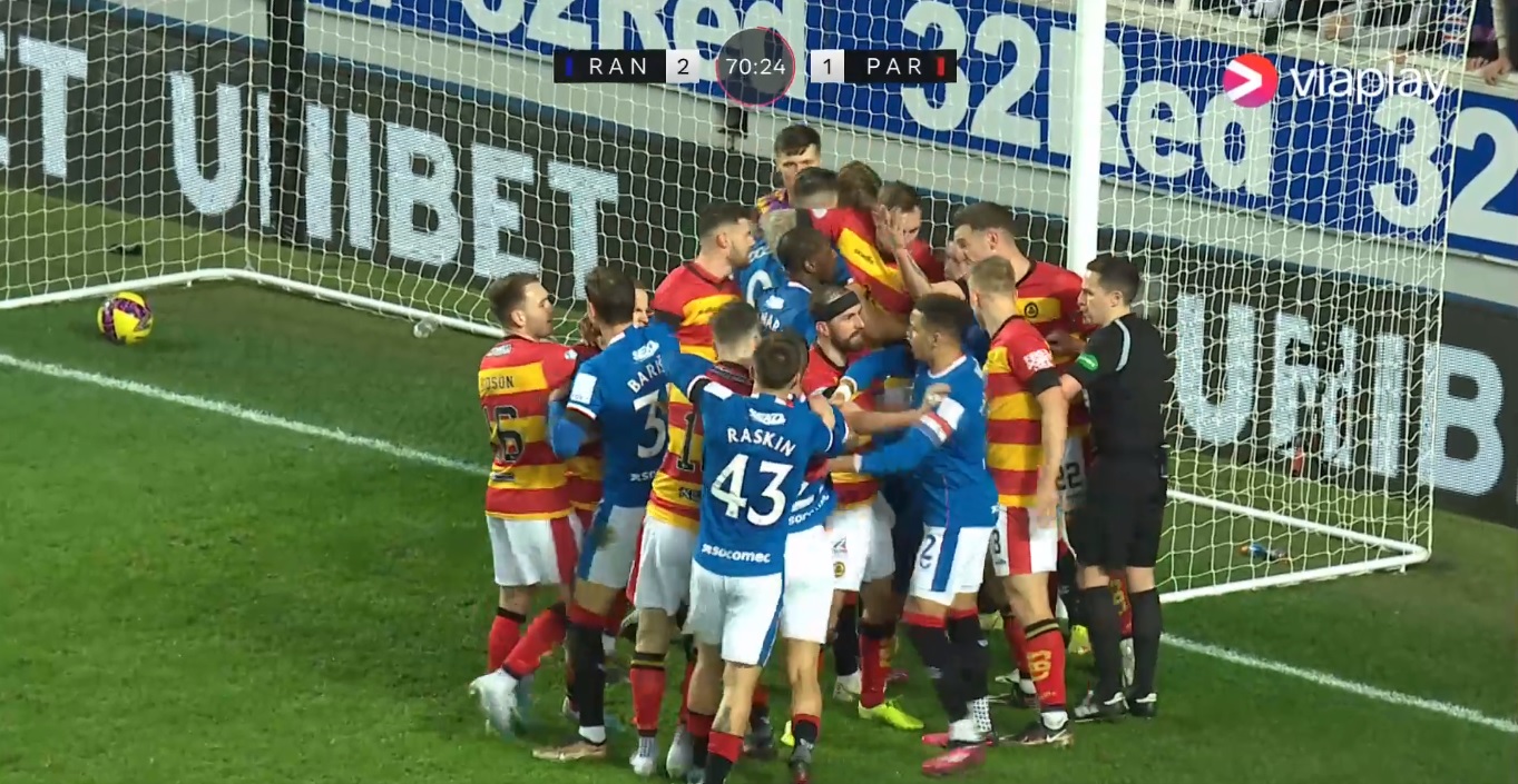 Awantura na boisku w Pucharze Szkocji. Trener Rangersów wezwał piłkarzy i kazał oddać rywalom gola [WIDEO]