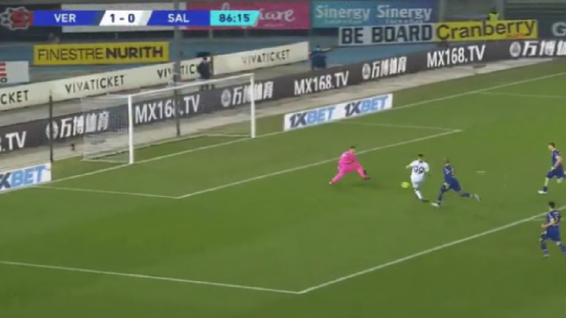 Krzysztof Piątek mógł zostać bohaterem Salernitany! Polak zmarnował idealną sytuację na gola [WIDEO]