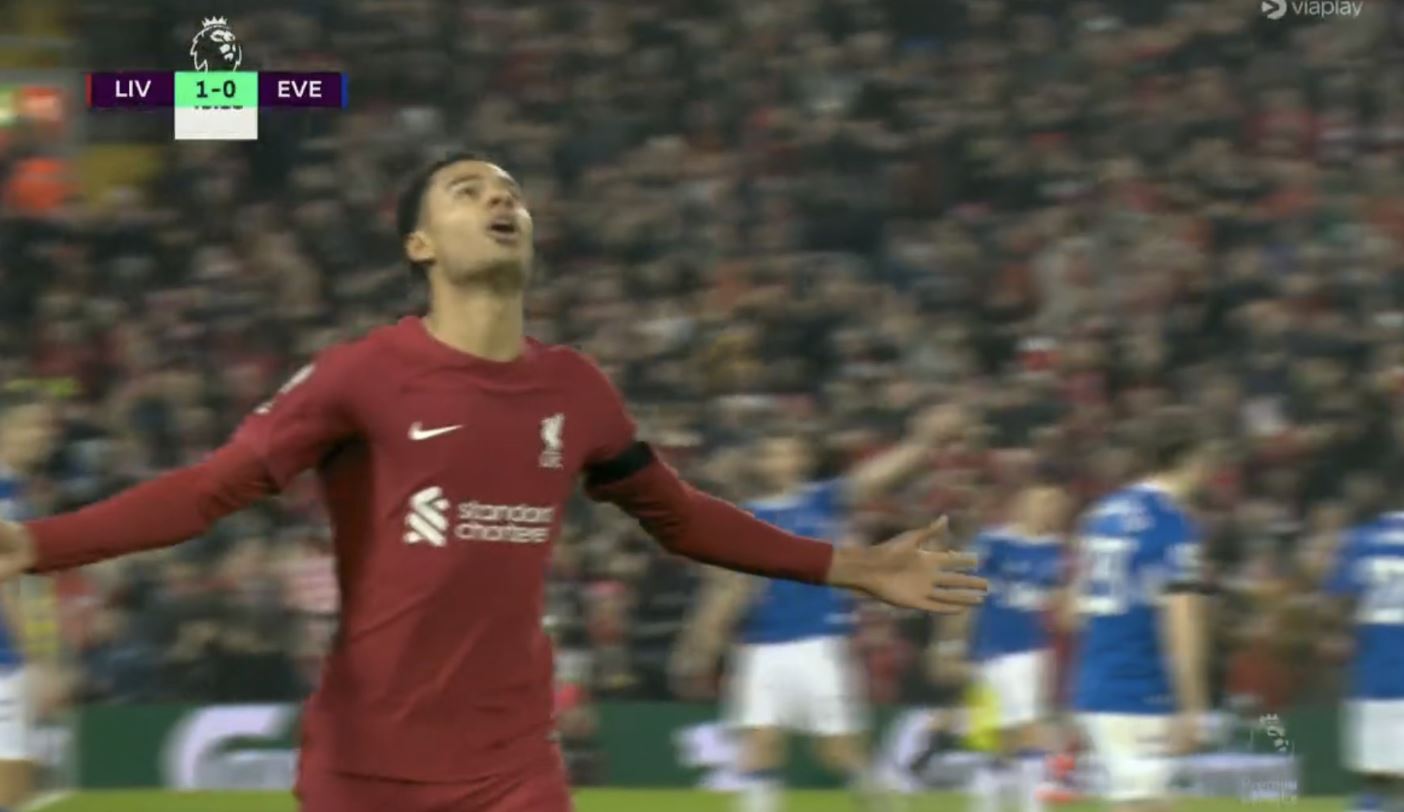 Liverpool wreszcie przełamał się w Premier League! Salah i Gakpo dali "The Reds" derbowe zwycięstwo [WIDEO]