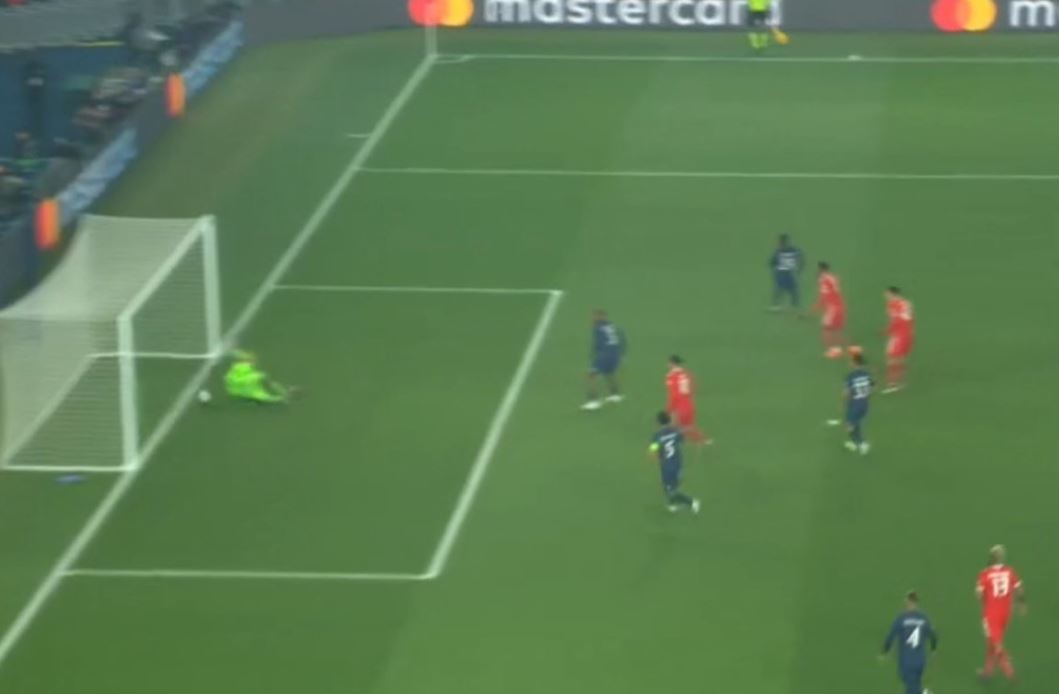 Wielki błąd Donnarummy w hicie Ligi Mistrzów! Fatalna interwencja bramkarza PSG przy golu dla Bayernu [WIDEO]
