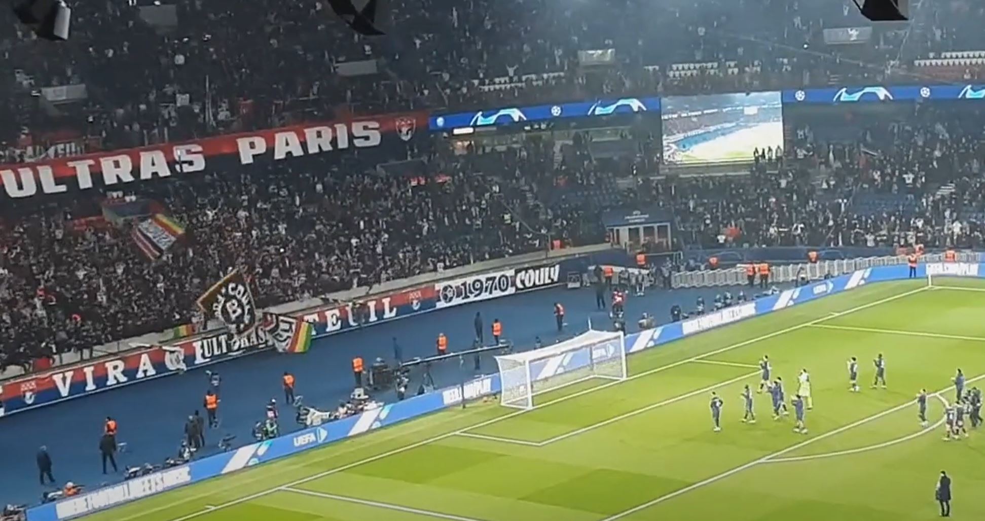 Messi oko w oko z ultrasami PSG. Największe gwiazdy "na dywaniku" u kibiców [WIDEO]