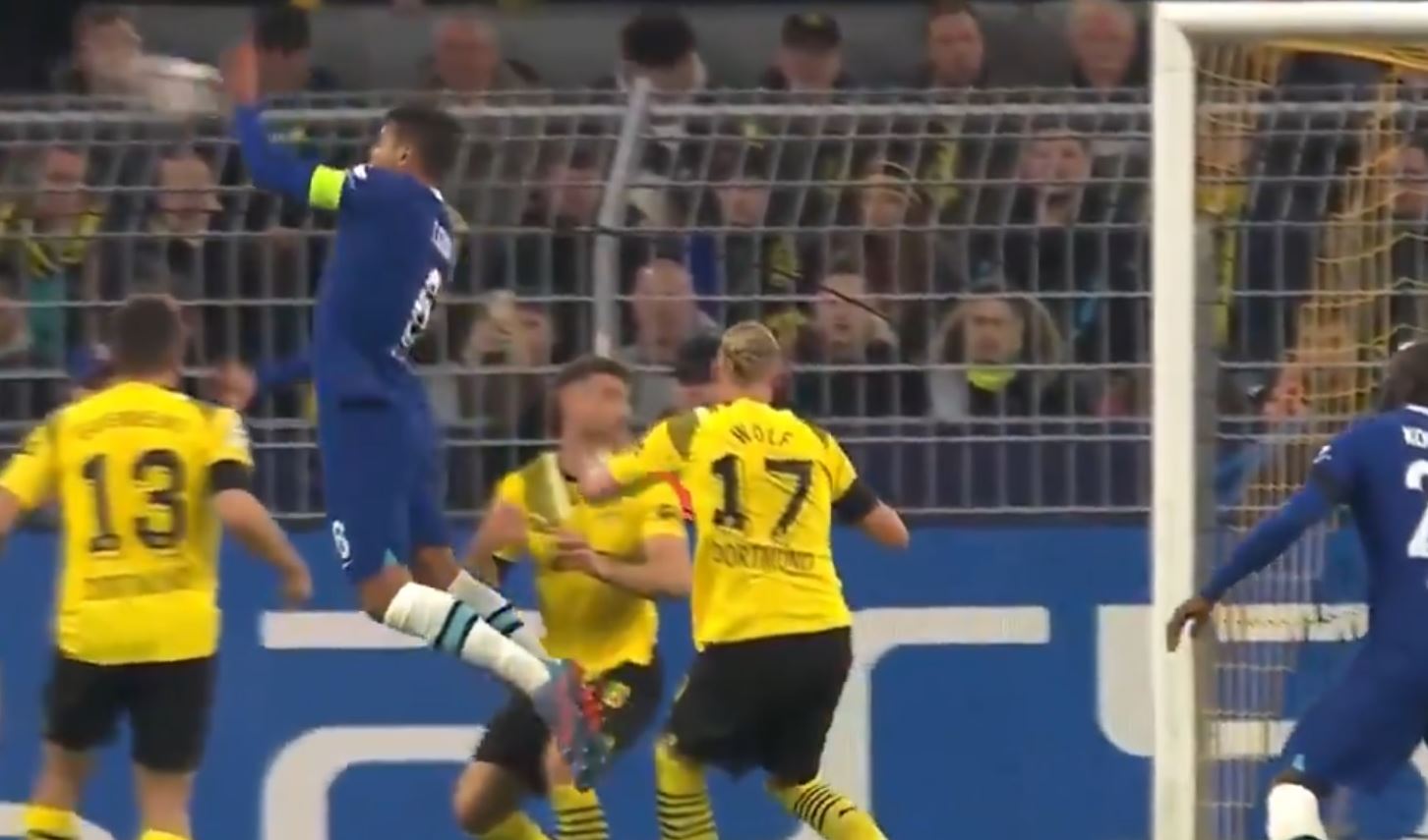 Thiago Silva niczym Diego Maradona. Piłkarz Chelsea strzelił gola ręką, zarobił żółtą kartkę [WIDEO]