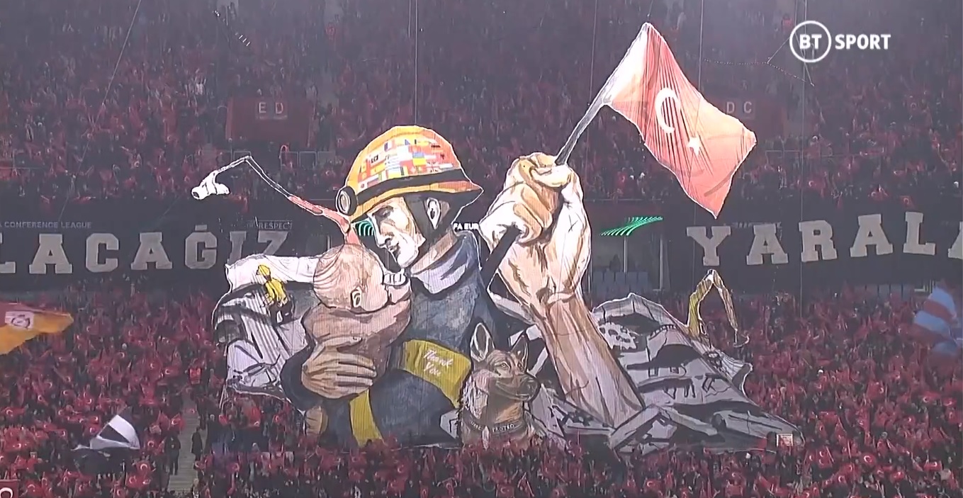 Poruszająca oprawa fanów Trabzonsporu. Oddali hołd ratownikom pracującym w Turcji po trzęsieniu ziemi [WIDEO]