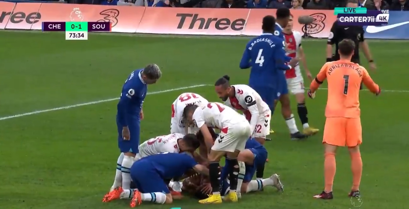 Koszmarny uraz Cesara Azpilicuety. Jeszcze na boisku podano mu tlen [WIDEO]