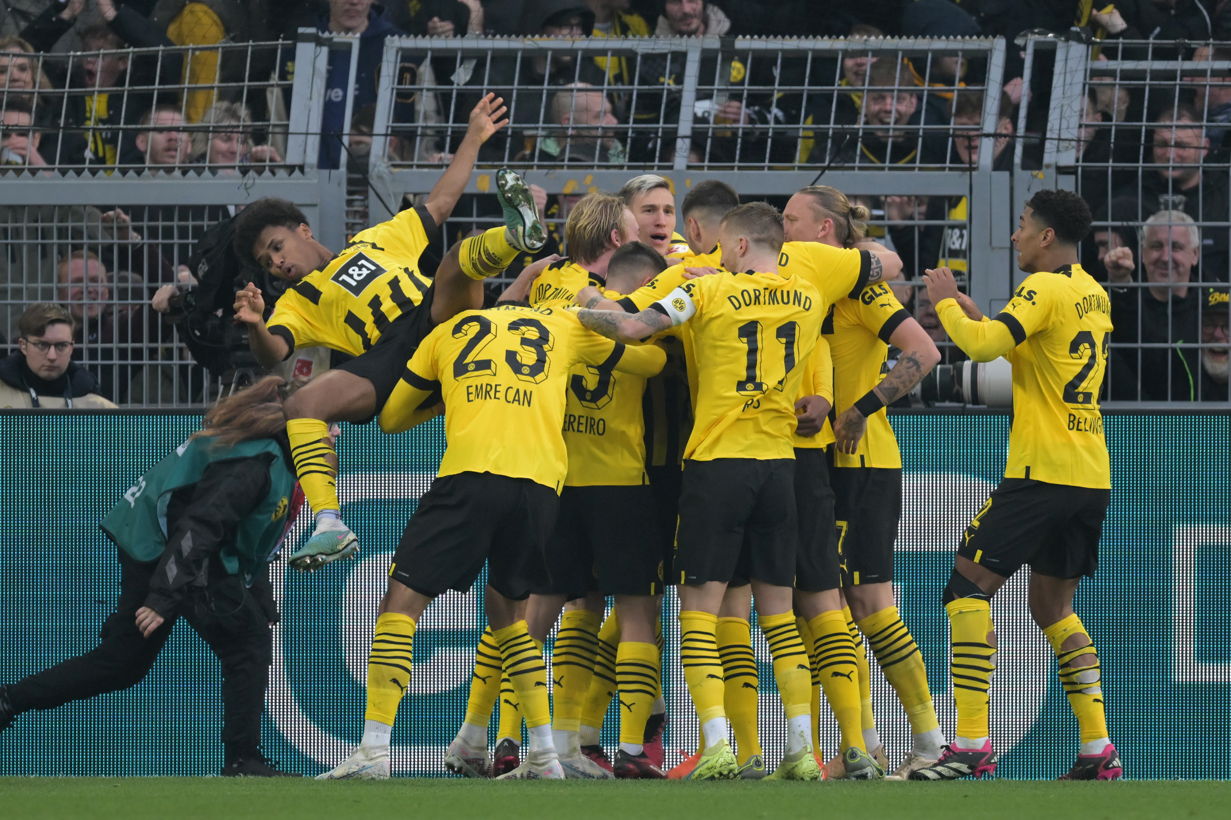 Borussia Dortmund walczy o zawodnika ligowego rywala. Ujawniono propozycję dla pomocnika