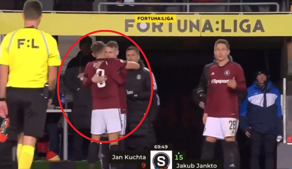 Jakub Jankto zagrał pierwszy mecz po coming oucie. Znacząca reakcja kibiców Sparty Praga [WIDEO]