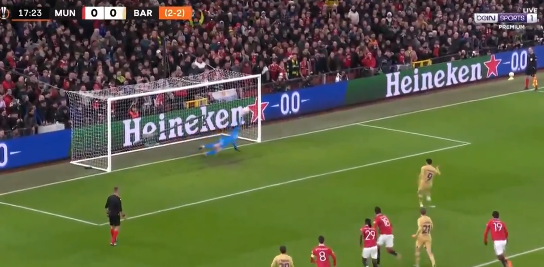 Gol Roberta Lewandowskiego w hicie Ligi Europy! Wielkie szczęście Polaka na Old Trafford! [WIDEO]