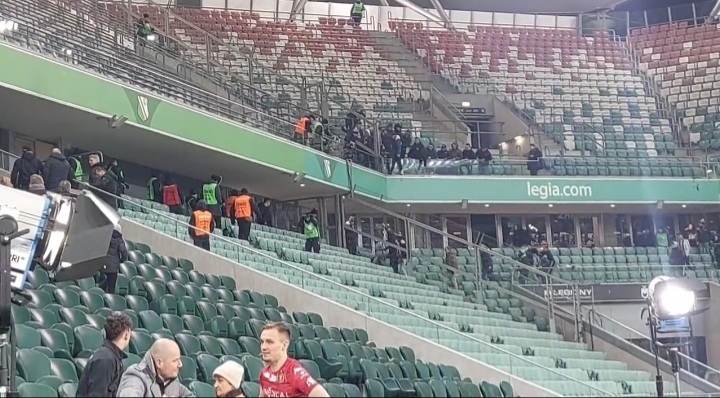 Skandaliczne sceny po meczu Legii z Widzewem. Przepychanki na trybunach, groźny upadek kibica [WIDEO]