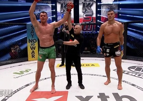 Wrzosek wygrał krwawą bitwę z Moznym! Wspaniałe starcie na KSW [WIDEO]