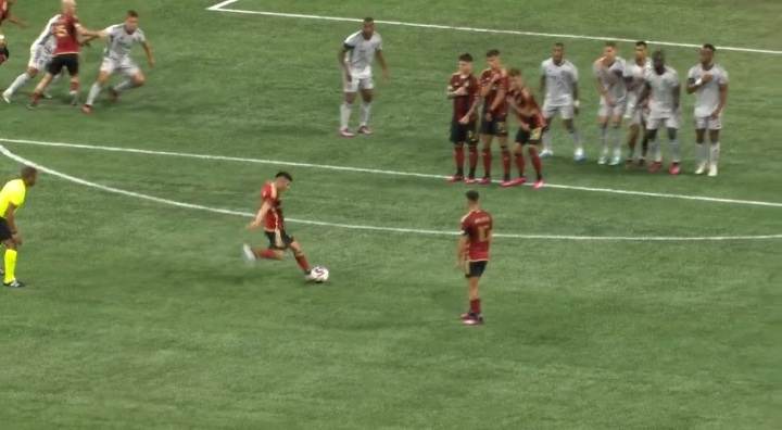 Gol z rzutu wolnego na wagę zwycięstwa! Popis mistrza świata w doliczonym czasie gry [WIDEO]