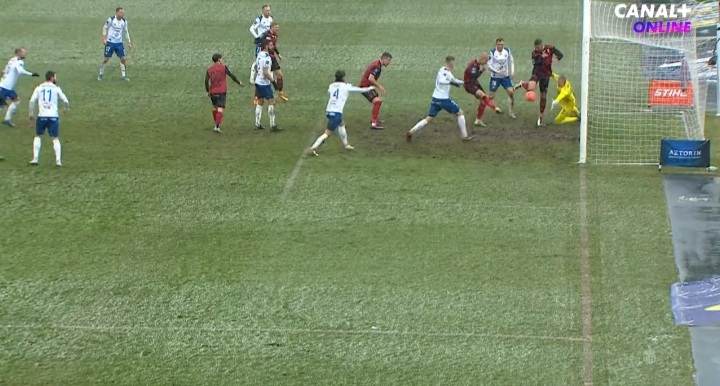 Ogromny błąd Bartosza Mrozka! Bramkarz Stali Mielec podarował zwycięstwo Górnikowi Zabrze [WIDEO]