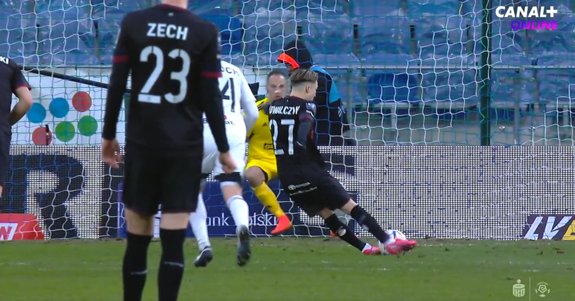 Kuriozalny rzut karny w meczu Ekstraklasy! Pogoń biła głową w mur, ale wygrała z Wisłą [WIDEO]