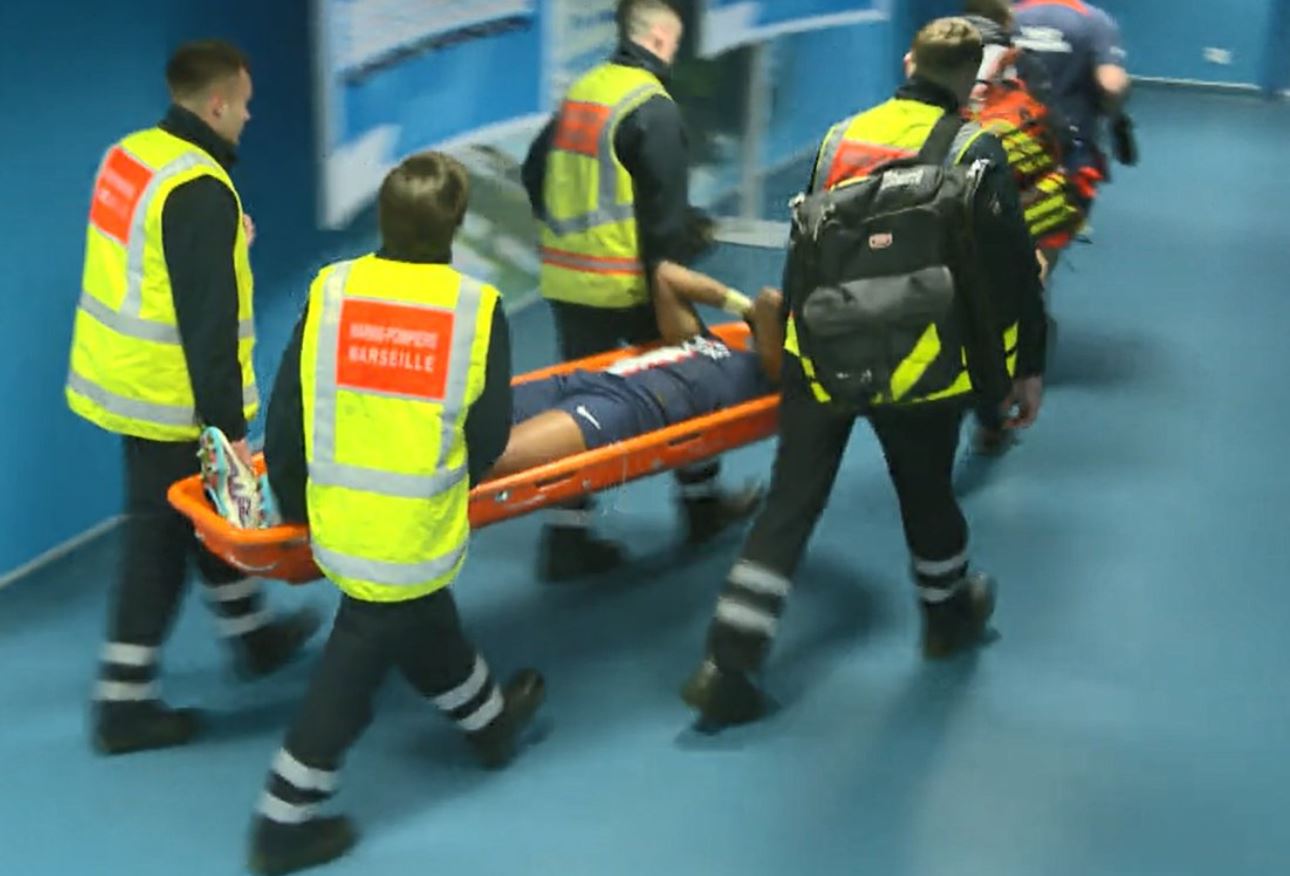 Poważna kontuzja istotnego piłkarza PSG! Opuścił boisko na noszach na 10 dni przed rewanżem z Bayernem