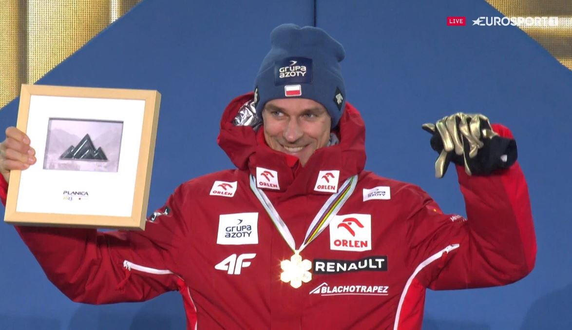 Piotr Żyła ze złotem mistrzostw świata. Polak wreszcie odebrał medal [WIDEO]