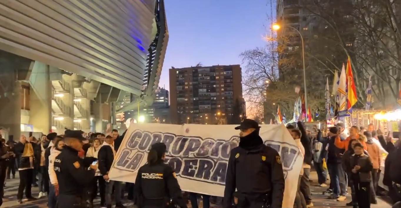 Kibice Realu Madryt rozrzucili banknoty z podobizną Joana Laporty. Protest przed El Clasico [WIDEO]