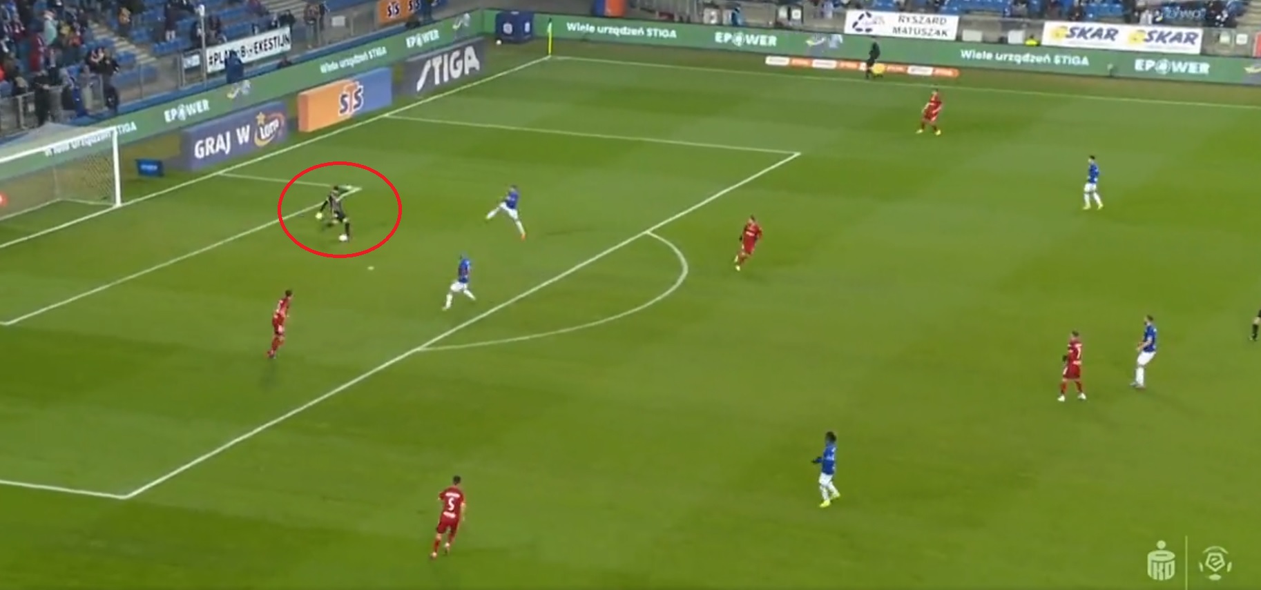 Kuriozalny gol w PKO Ekstraklasie! Kuciak podarował bramkę Lechowi, skopiował "wyczyn" Alissona z LM [WIDEO]