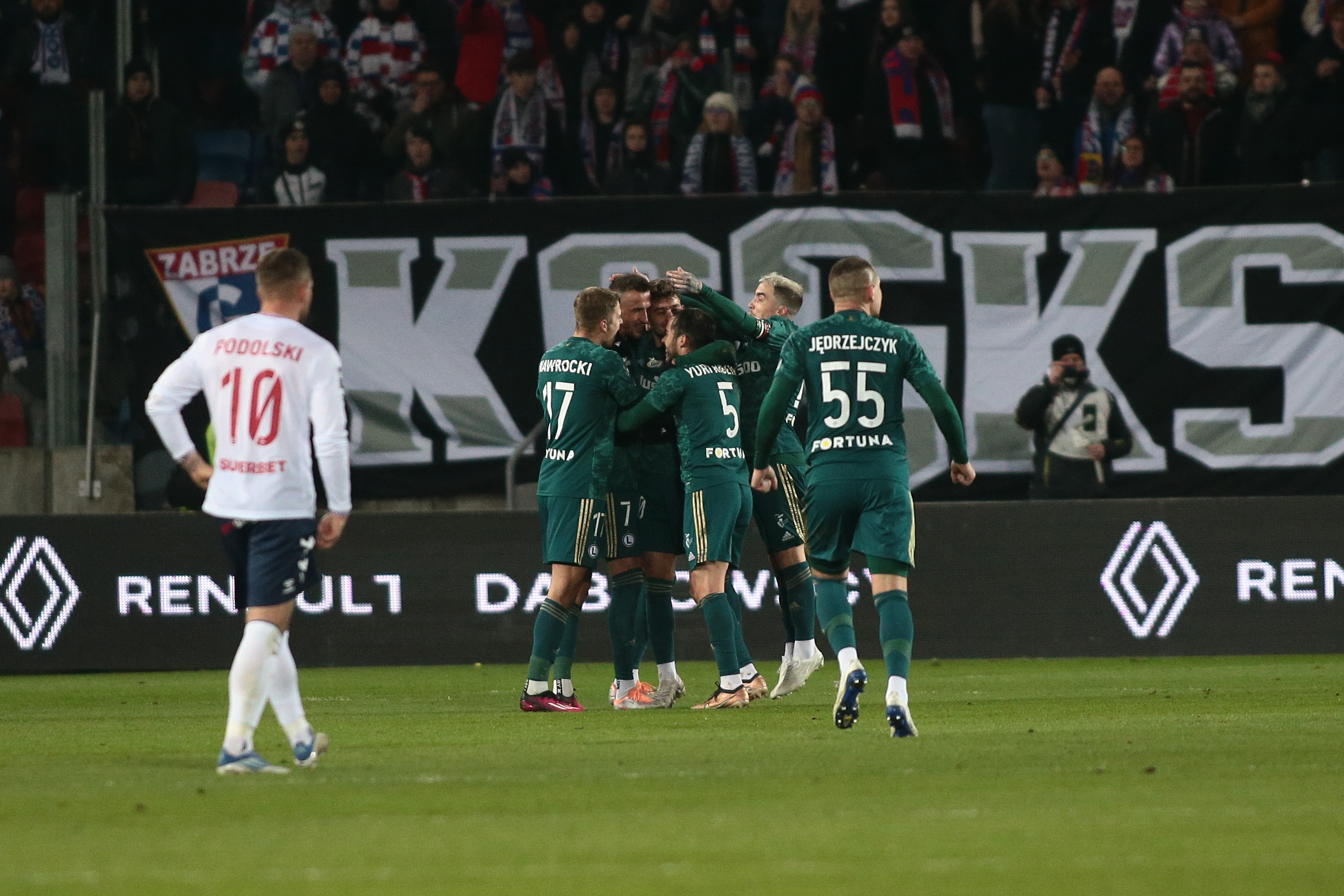 Legia wygrała z Górnikiem! Josue wyleciał za symulowanie, piłkarz stołecznych stracił zęby [WIDEO]