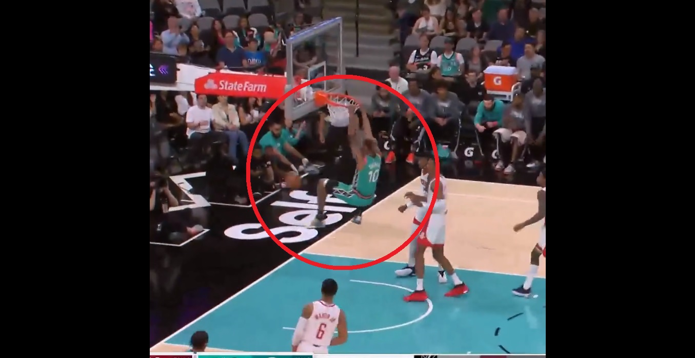 "Niszczyciel". Kapitalna akcja Jeremy'ego Sochana! Spurs przegrali mecz na dnie NBA [WIDEO]