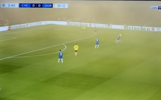 Na Stamford Bridge było żółto. Kibice Borussii Dortmund zrobili dym na stadionie Chelsea [WIDEO]