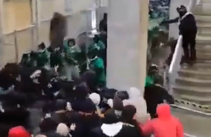 Dantejskie sceny po meczu Ekstraklasy. Kibice wdali się w ogromną bójkę [WIDEO]