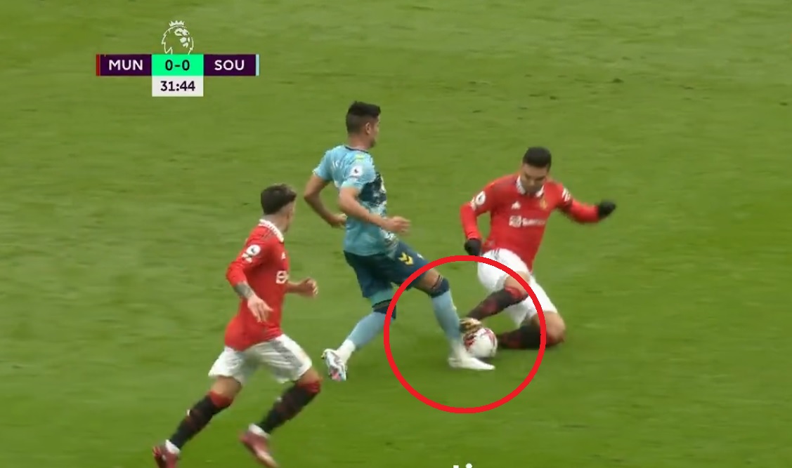Casemiro mógł złamać nogę rywalowi! Lider Manchesteru United z kolejną czerwoną kartką