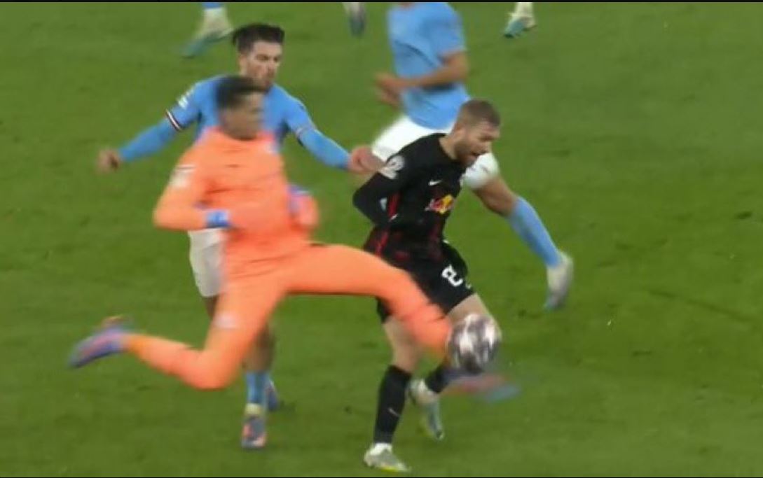 To mogło się naprawdę źle skończyć. Ederson faulował, sędzia nie widział. Ostre wejście bramkarza City [WIDEO]