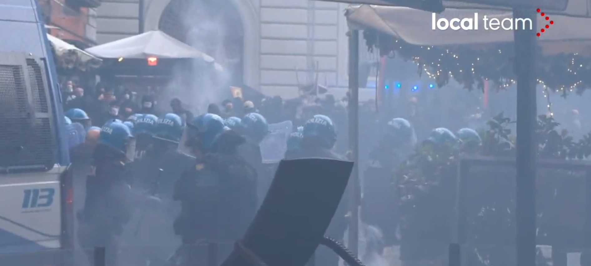 Niemieccy kibole demolują Neapol przed meczem LM! Niszczą knajpki, podpalają auta, walczą z policją [WIDEO]