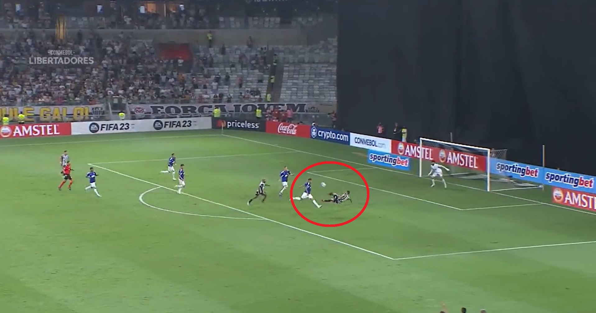 Niesamowity gol brazylijskiego weterana! Pokonał bramkarza nożycami [WIDEO]
