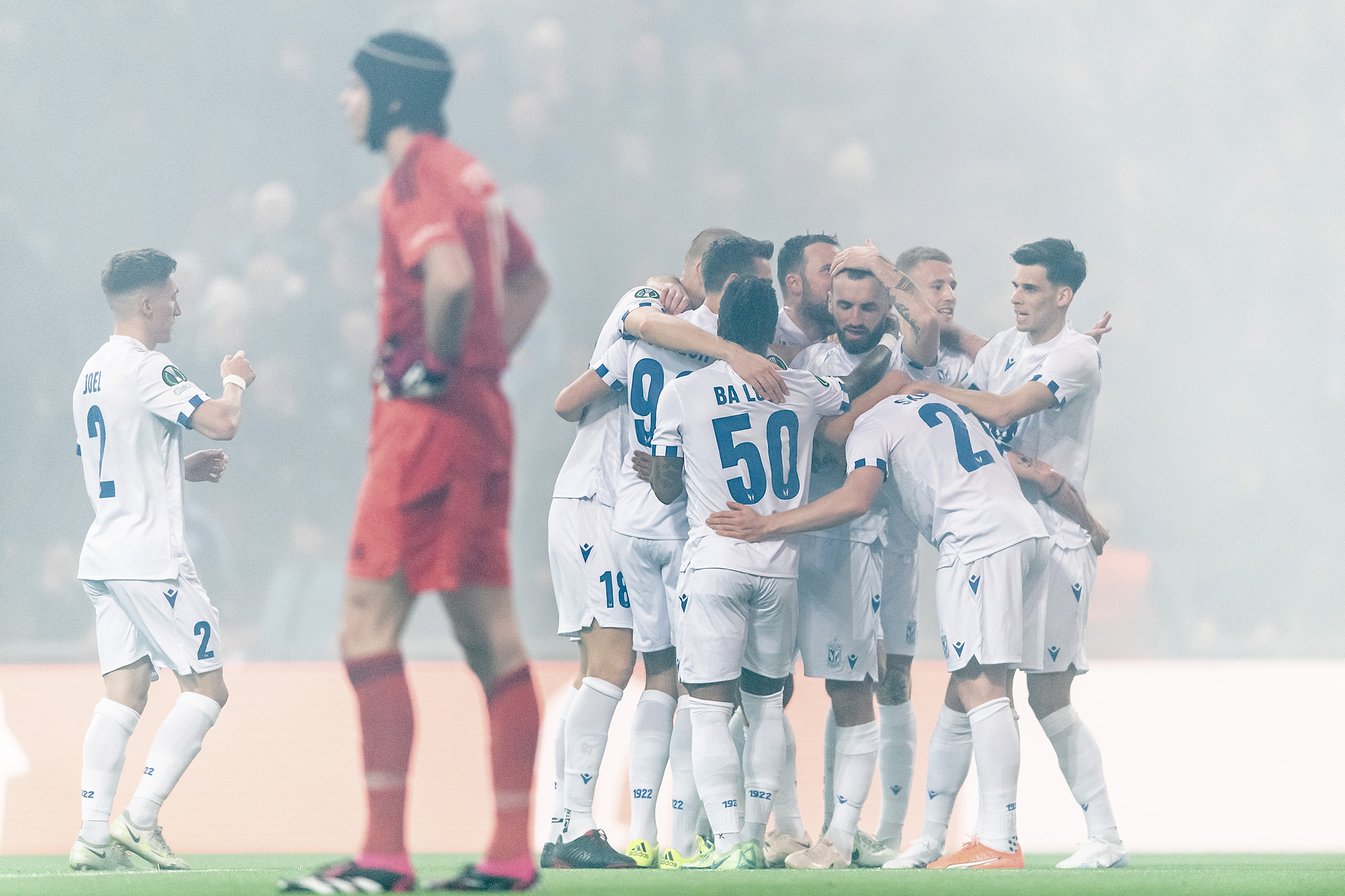 Lech Poznań poznał potencjalnych rywali w ćwierćfinale Ligi Konferencji. Wiadomo, z kim może zagrać "Kolejorz"