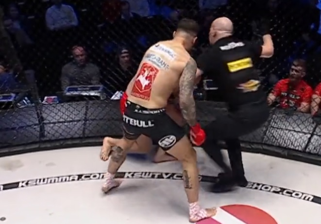 Piwowarczyk wrócił do KSW i bezlitośnie obił rywala. Aż polała się krew [WIDEO]