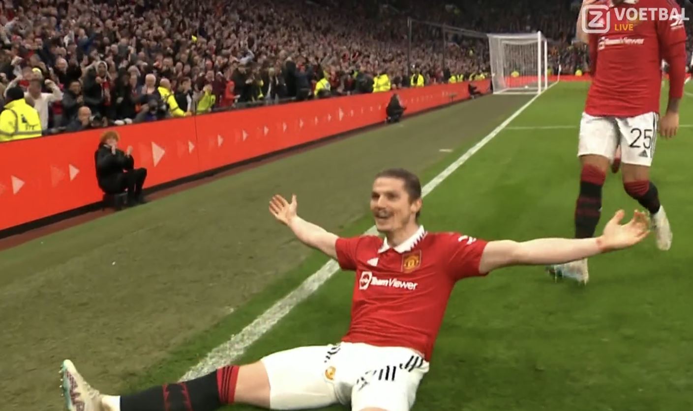 Cztery gole i trzy czerwone kartki, szalony mecz na Old Trafford! Manchester United z awansem [WIDEO]