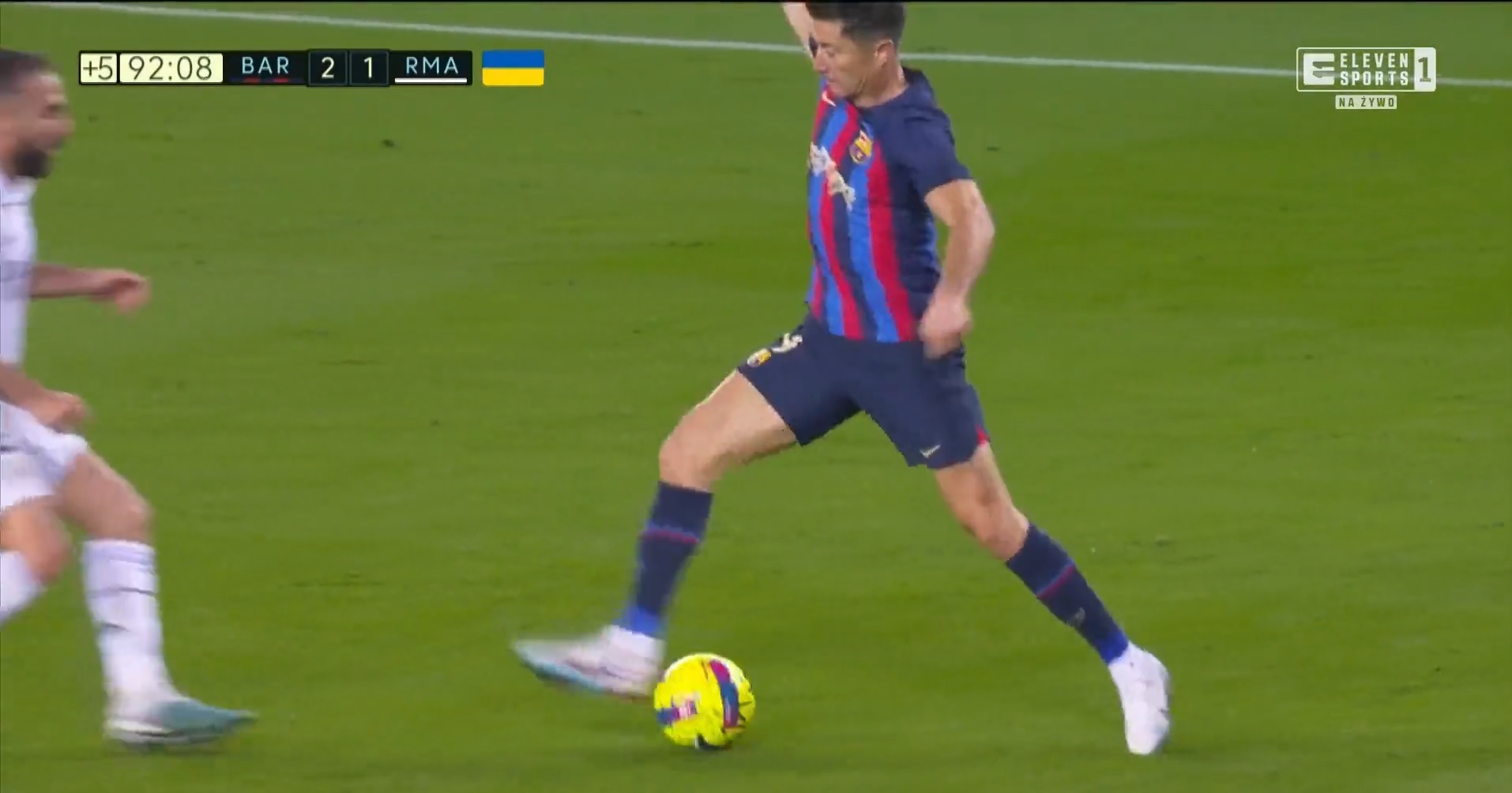 Magiczne zagranie Lewandowskiego! Piętka Polaka pogrążyła Real Madryt w El Clasico [WIDEO]