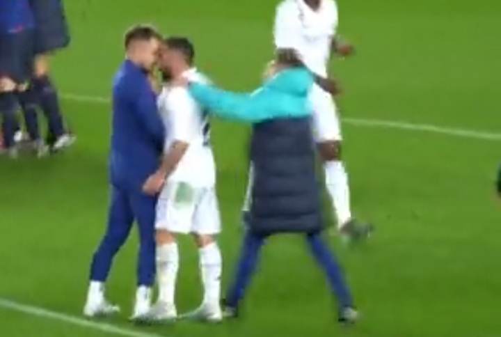Szarpanina po El Clasico. Araujo i Ruediger musieli powstrzymywać bramkarza Barcelony [WIDEO]