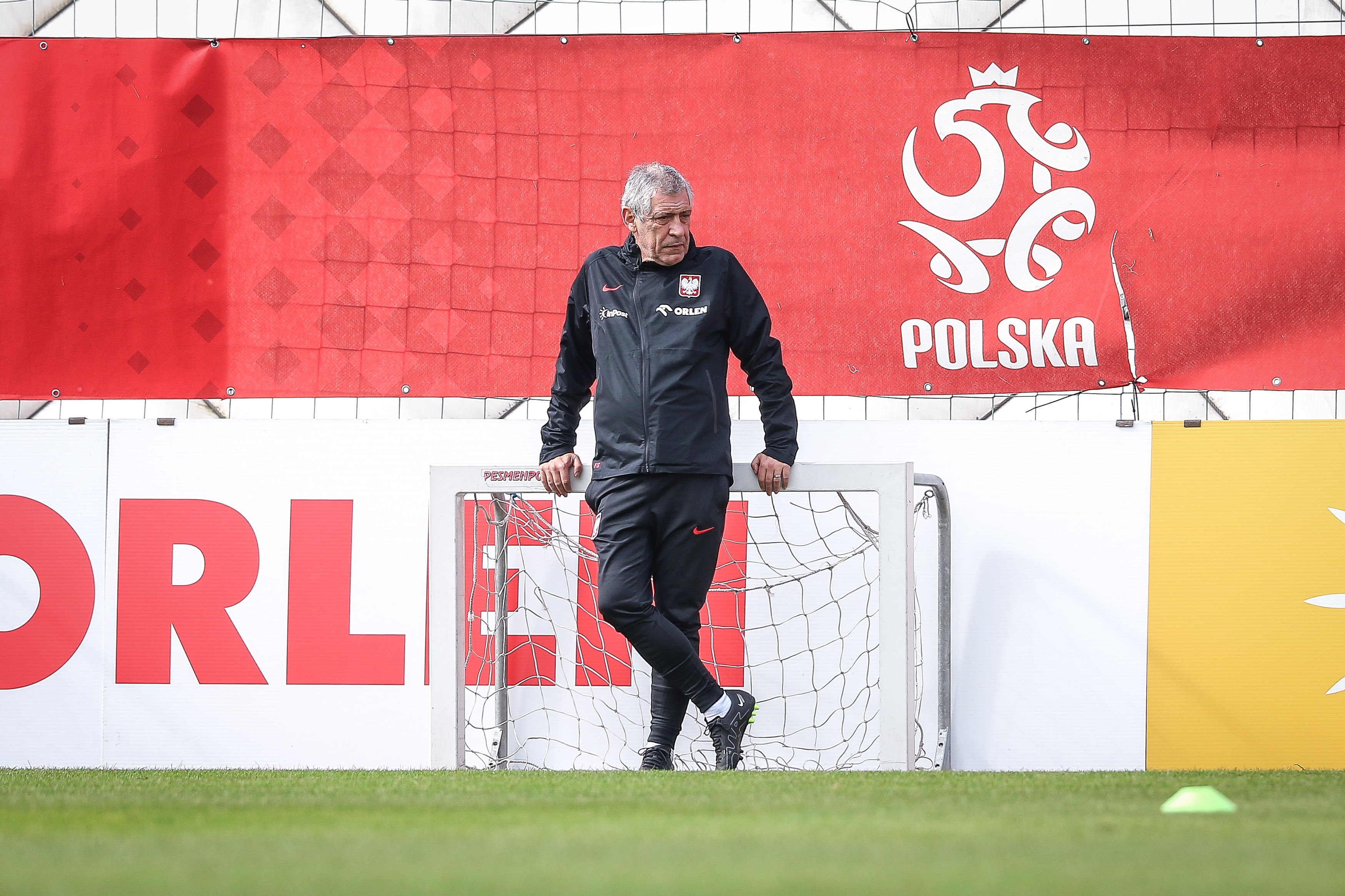 "Gdybym wprowadzał takie zasady, to nie mógłbym być trenerem". Santos opowiedział o nowych porządkach w kadrze