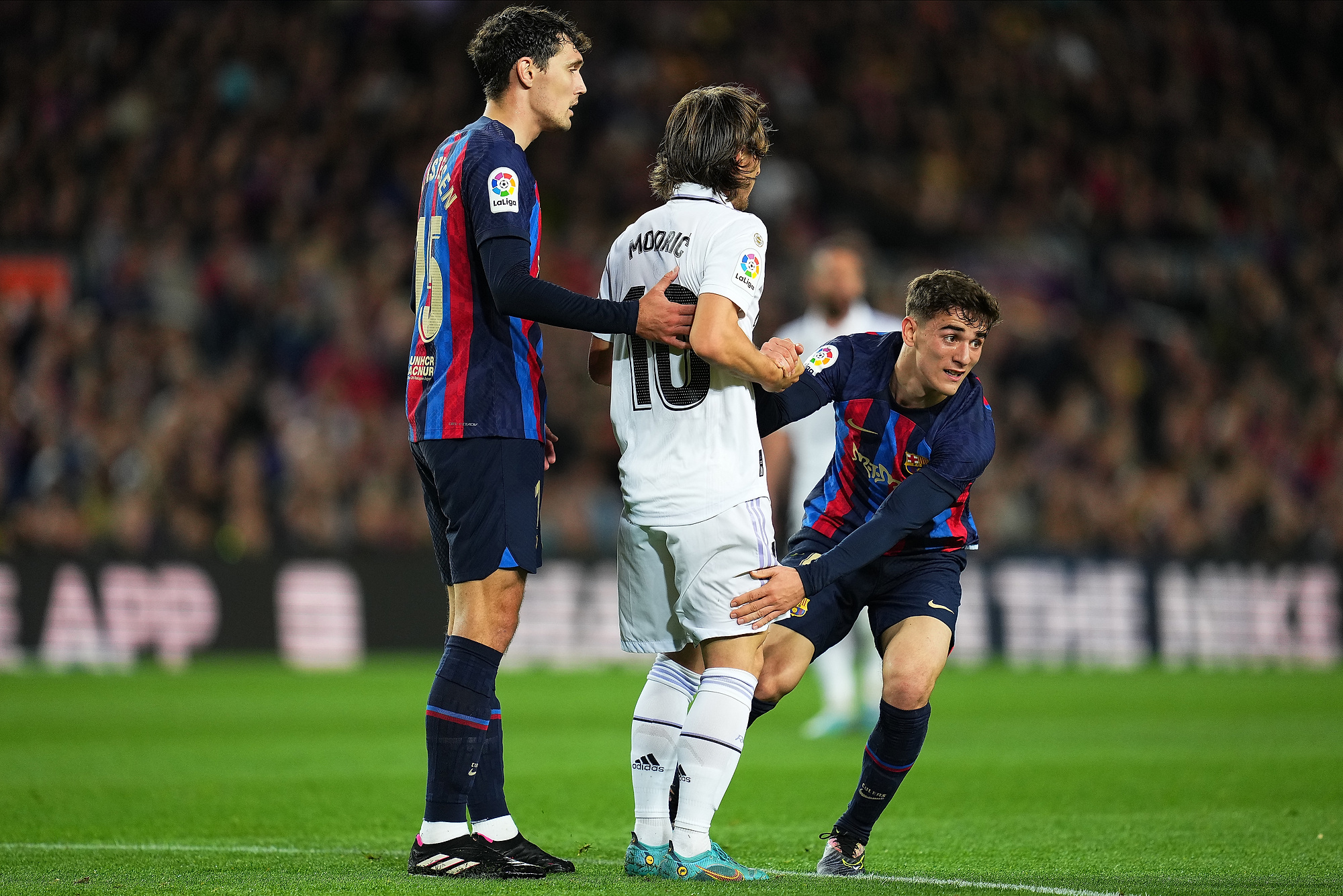Plaga kontuzji w FC Barcelonie. Klub potwierdził uraz kolejnego podstawowego zawodnika, nie zagra w El Clasico