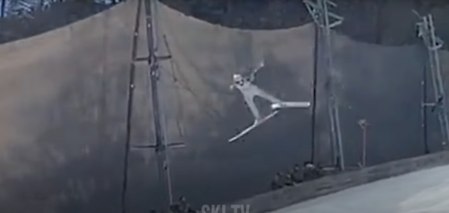 Dramatyczne chwile w Planicy! Koszmarny upadek słoweńskiego skoczka! [WIDEO]
