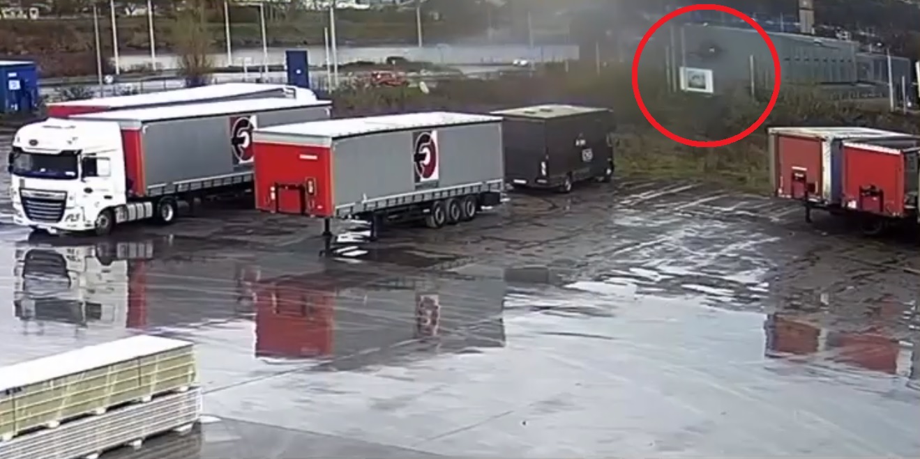 Makabryczny wypadek piłkarza z ligi belgijskiej. Jego auto przebiło ścianę sali gimnastycznej [WIDEO, ZDJĘCIA]