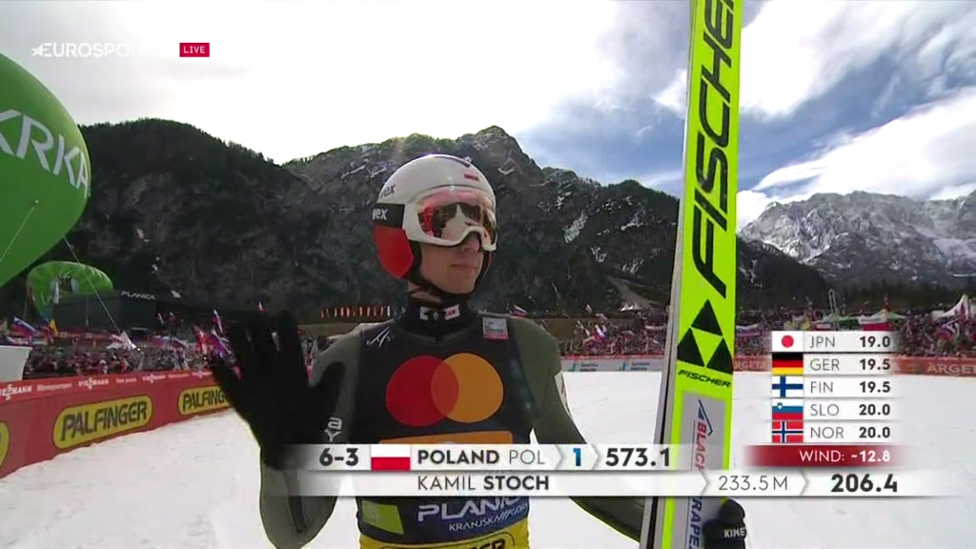 Świetne skoki Stocha i Żyły nie pomogły. Polacy z dużą stratą do podium po pierwszej serii drużynówki [WIDEO]